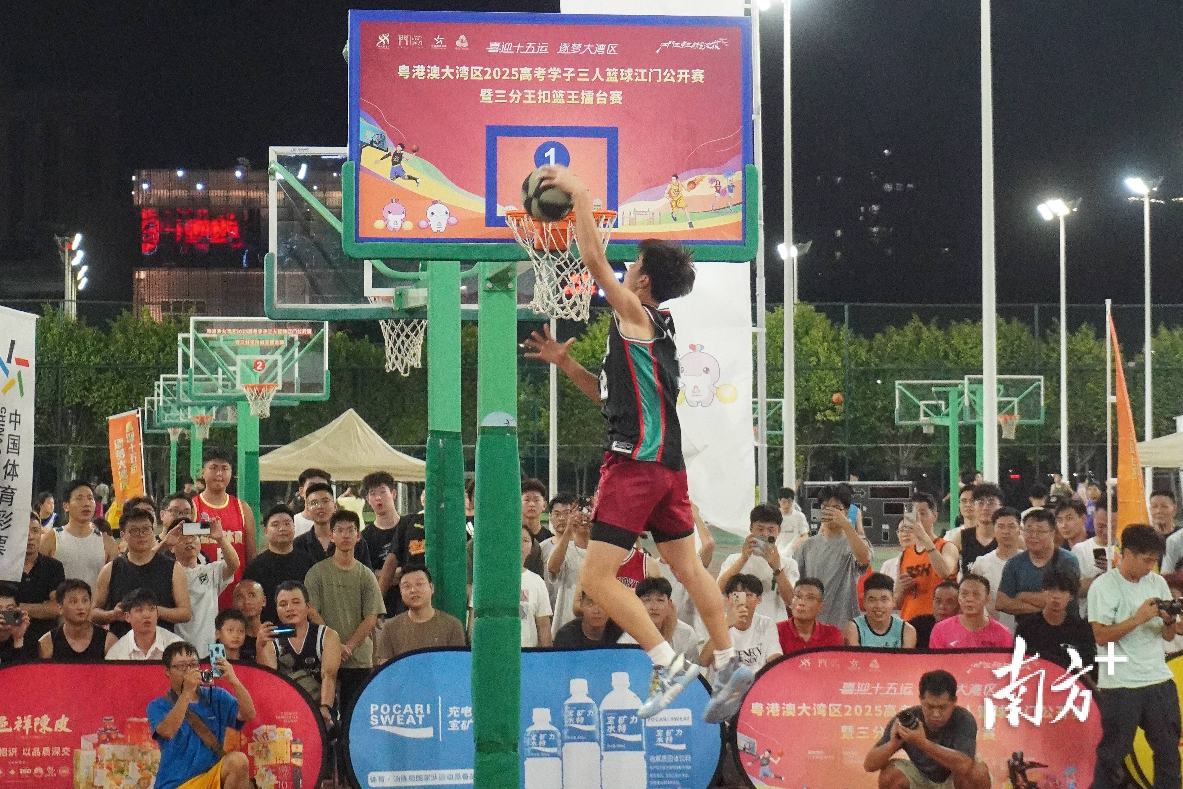 九游体育APP下载-一场劲爆的篮球对决,赛事惊现惊艳表演!