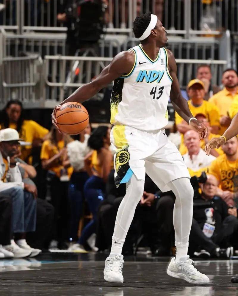 西亚篮球球员在比赛中立下汗马功劳，圆满完成任务