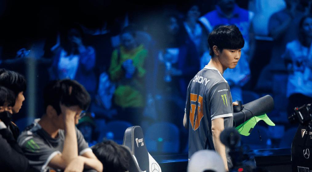 FLY险胜DRX，Chovy打出惊人五杀强强对话2025世界赛，点燃全场激情