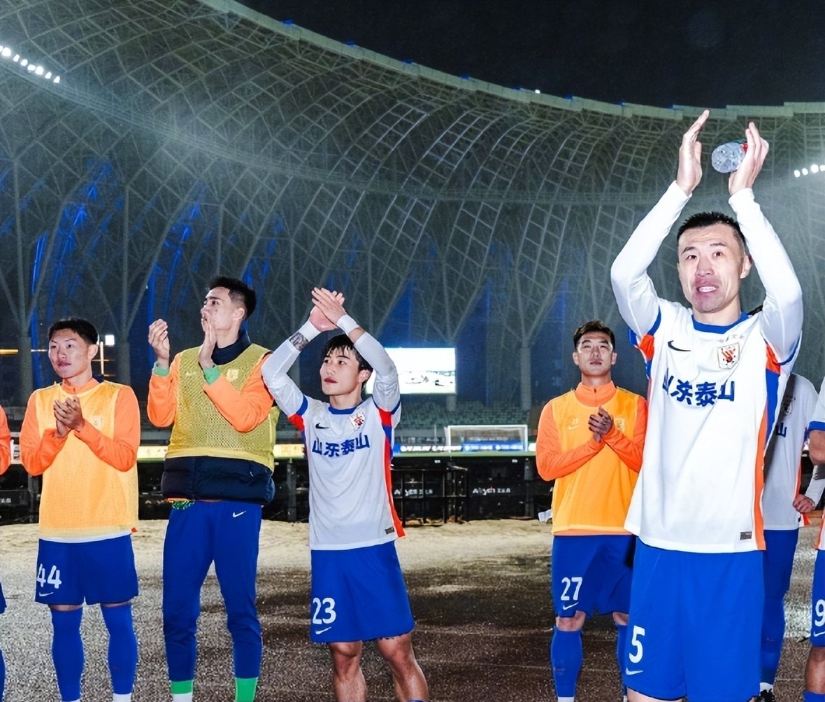 足球场上的豪情壮志,球队实力对决激烈! 足球场上的豪情壮志,球队实力对决激烈!