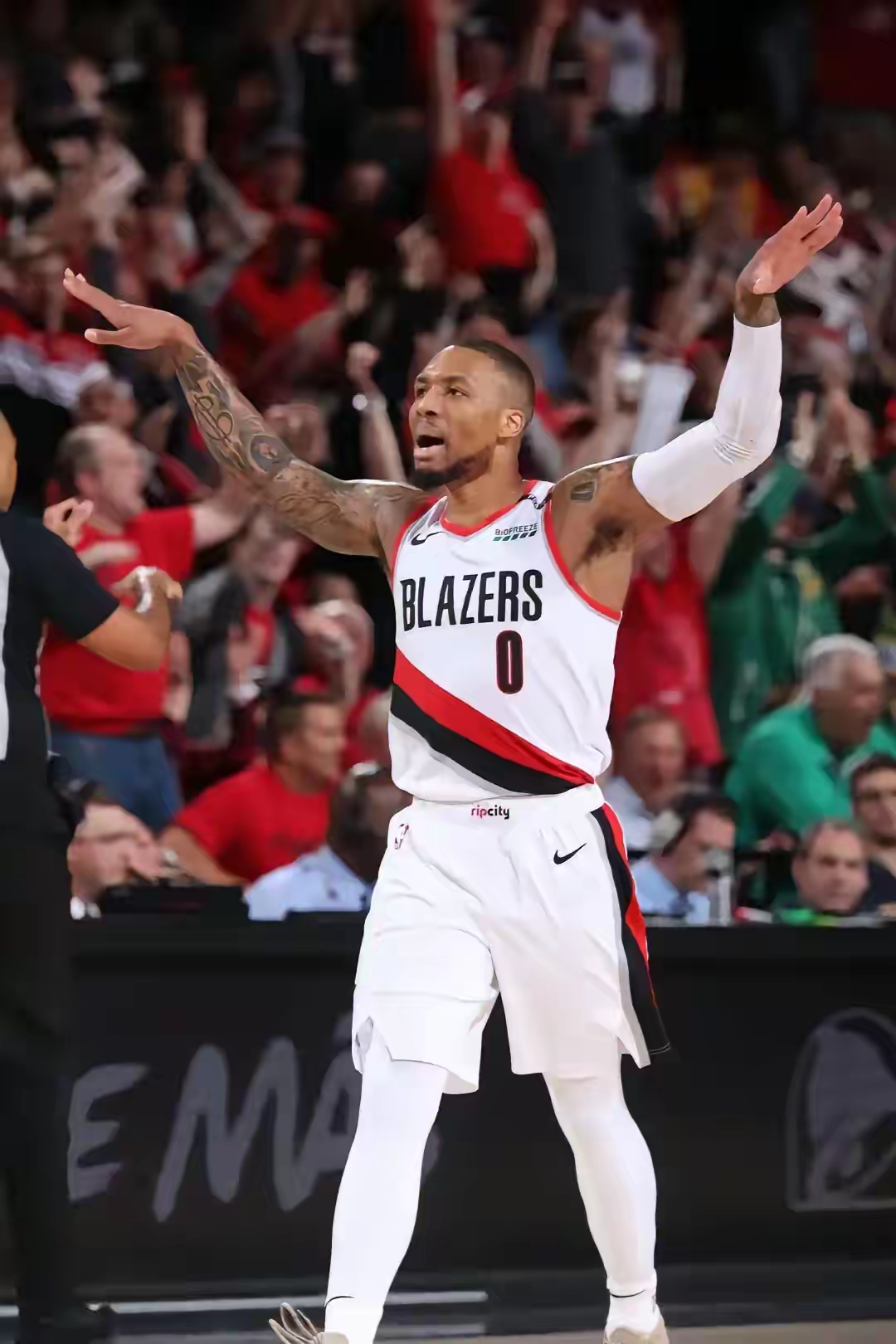 开拓者客场击败爵士,利拉德独得33分 开拓者客场击败爵士,利拉德独得33分