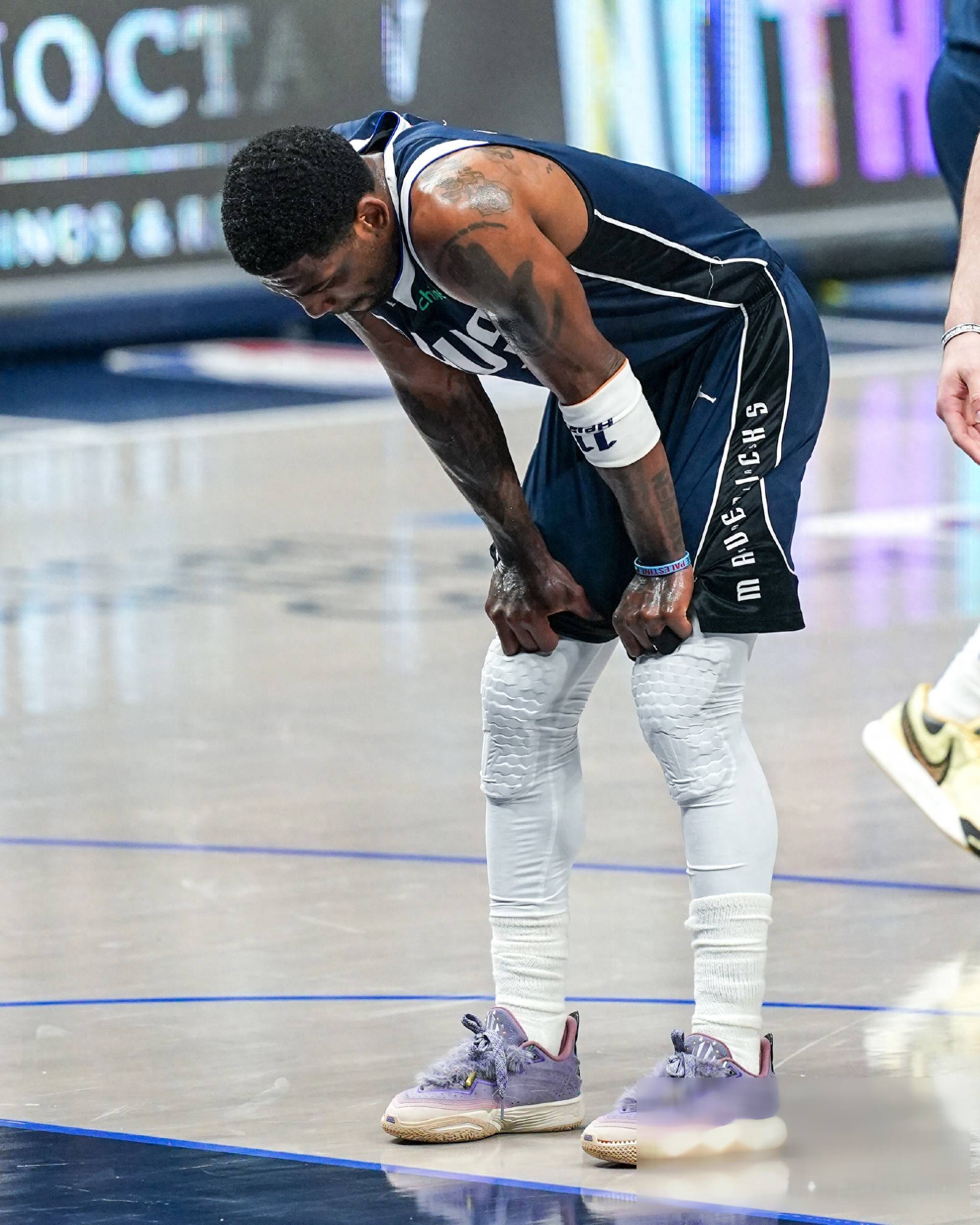 包含独行侠惨遭爵士横扫，季后赛止步首轮的词条