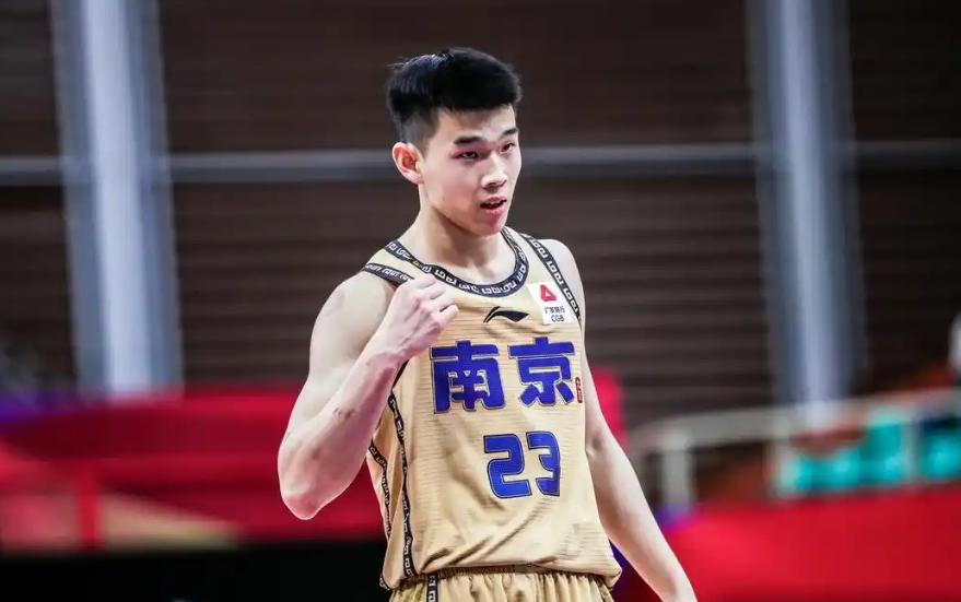 一位年轻球员逐渐成为球队支柱 一位年轻球员逐渐成为球队支柱