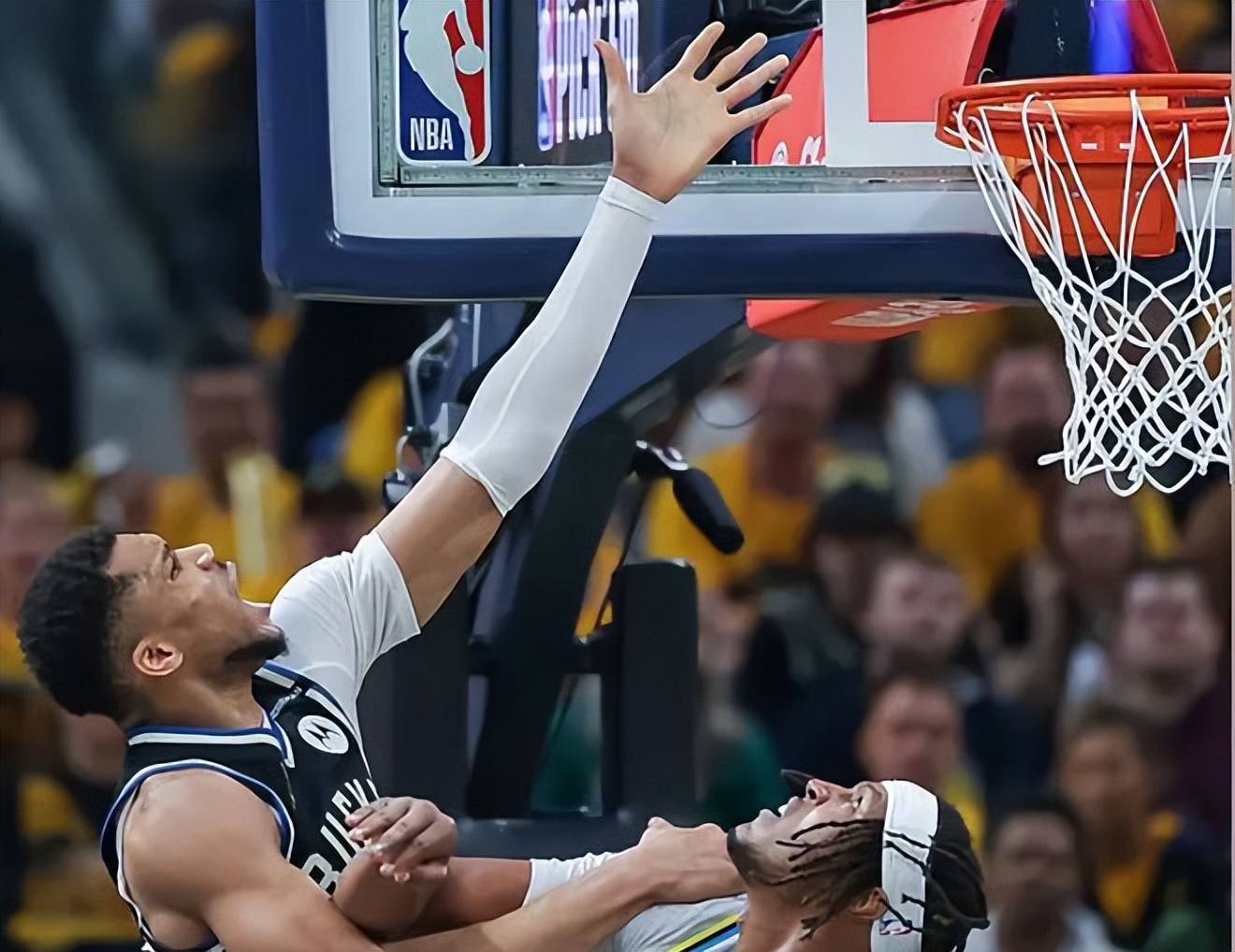 雄鹿惨遭独行侠逆转，字母哥42分砍下空砍得分王