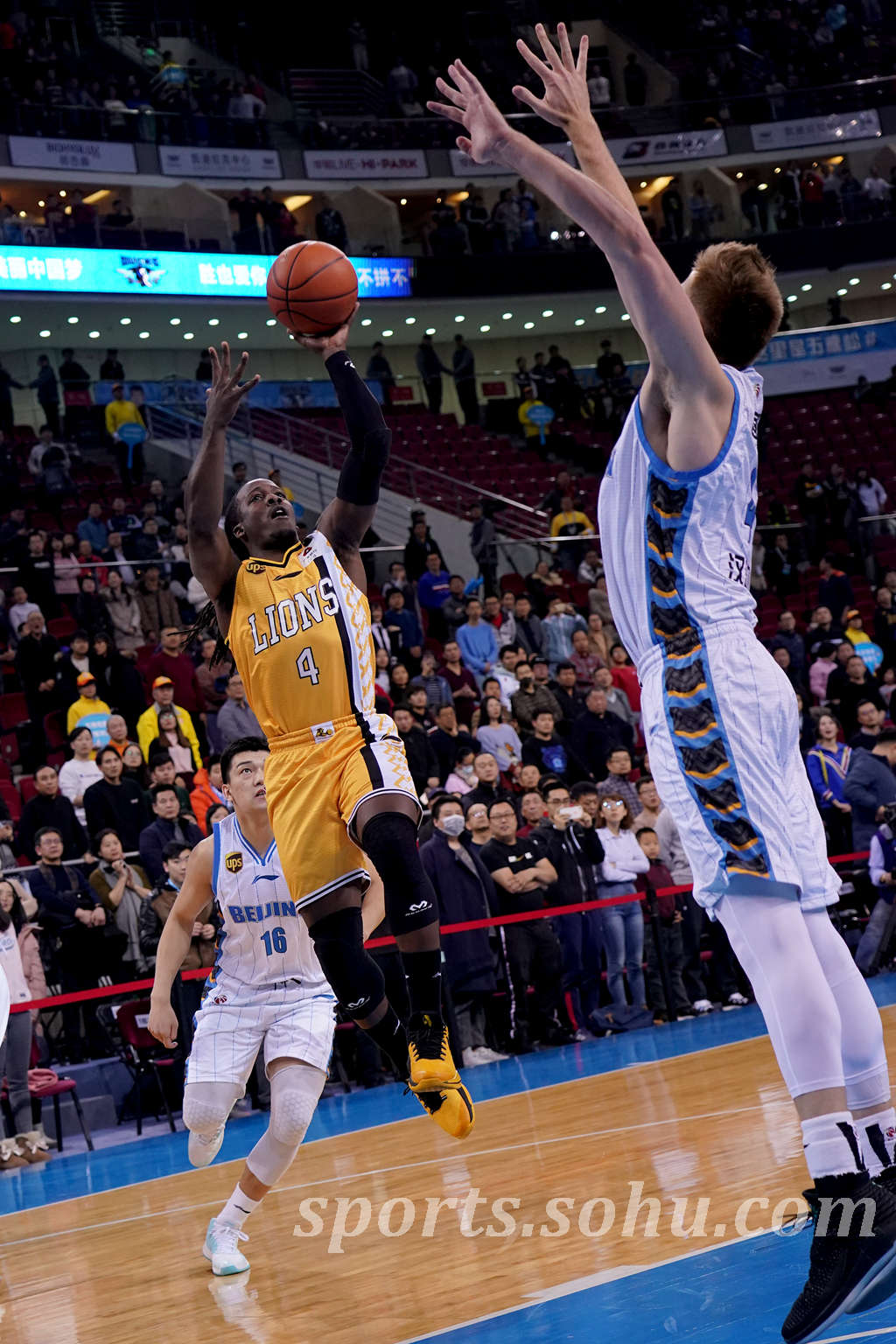 雷纳克伦主场大胜，连胜状态稳定