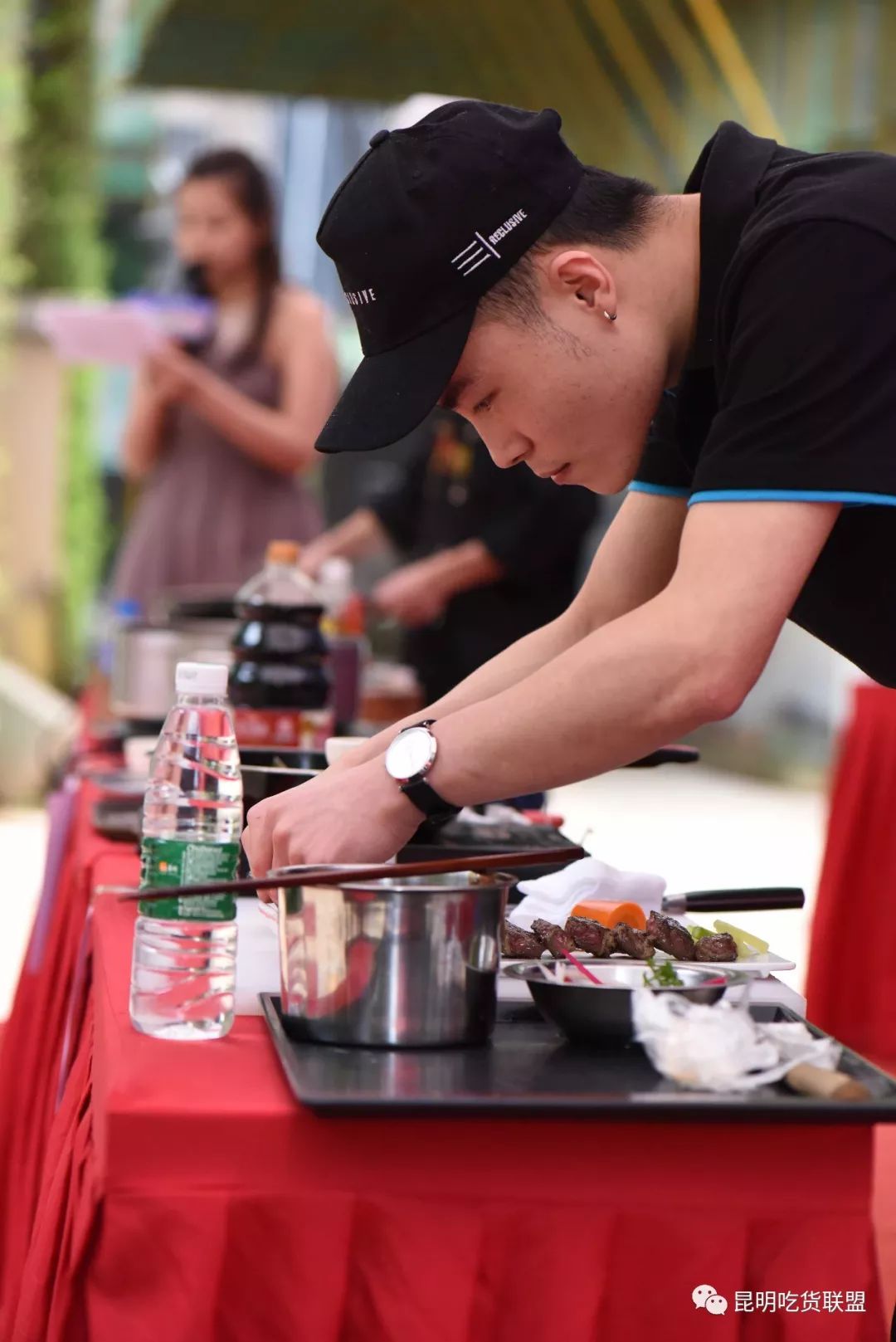 竞技场上烽火连绵,各队实力较量激烈 竞技场上烽火连绵,各队实力较量激烈