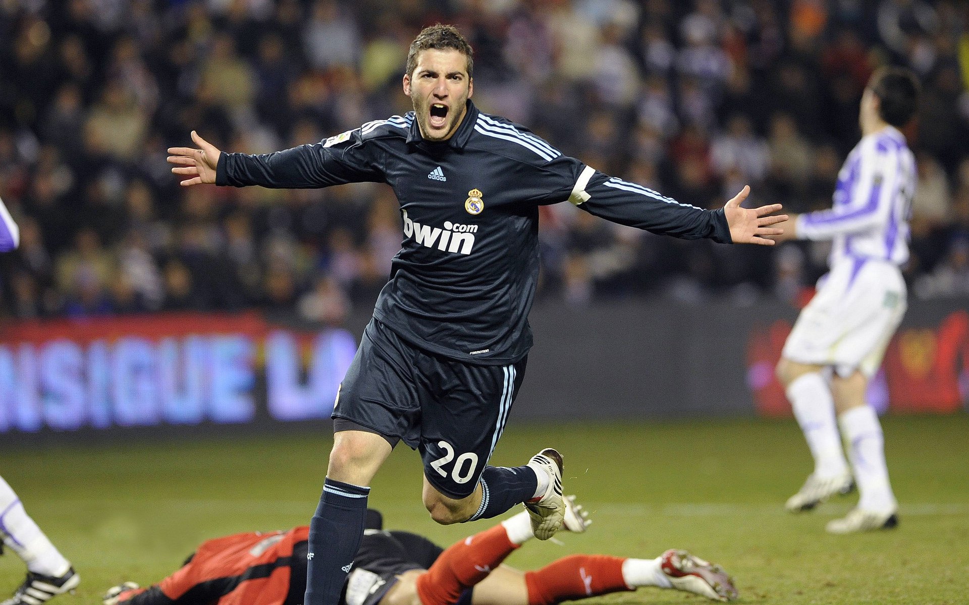 九游娱乐入口-孤独骑士的史诗，米切尔，一个用刀锋改写了宿命的男人