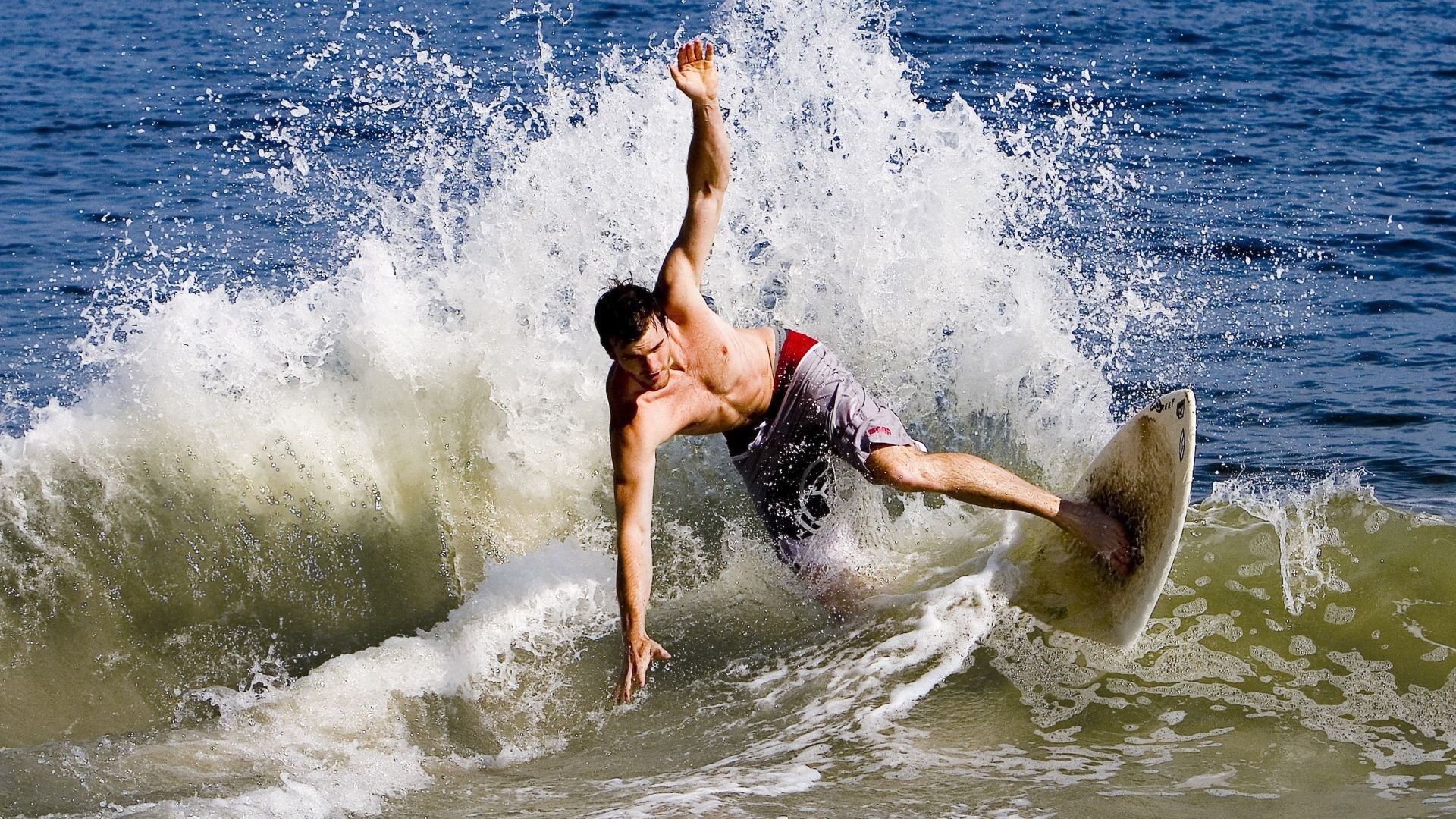 当界限消失，在一条赛道上狂奔的步行者与赛车手