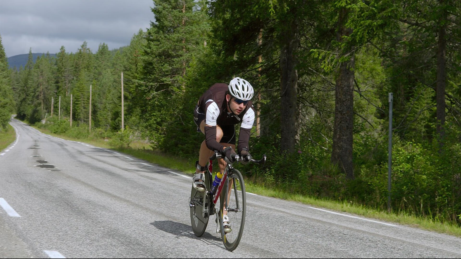 九游体育-孤独的突击与共同的重生,当马来西亚队翻盘德国队,郑思维刷新纪录的夜晚